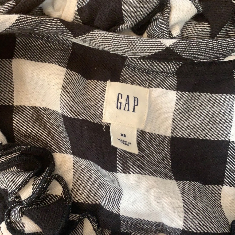 GAP Ruffled button down - Picture 3 of 5